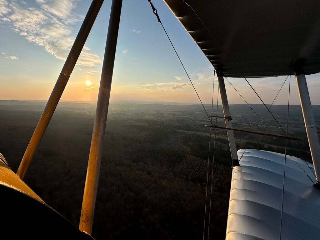 Flug bei Sonnenuntergang