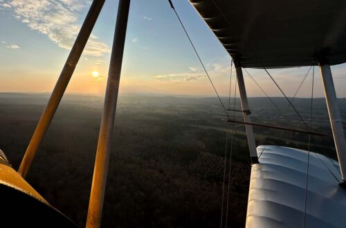 Flug bei Sonnenuntergang